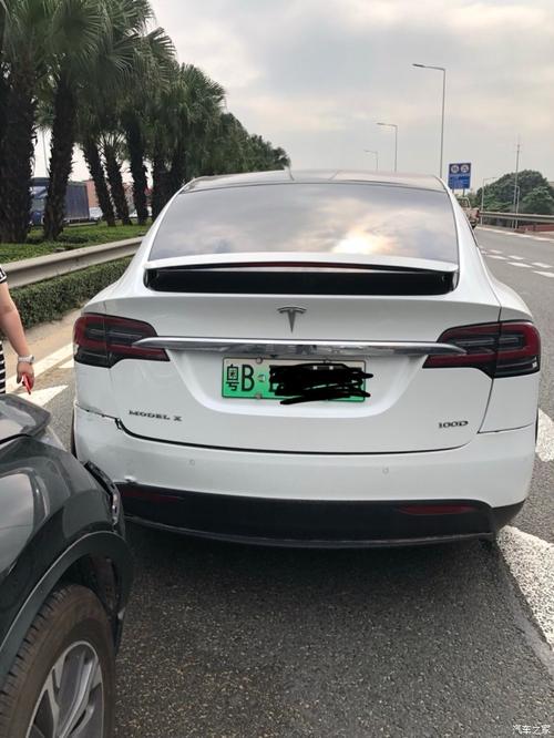 澳彩图库资料心水图片大全:特斯拉追尾大货车