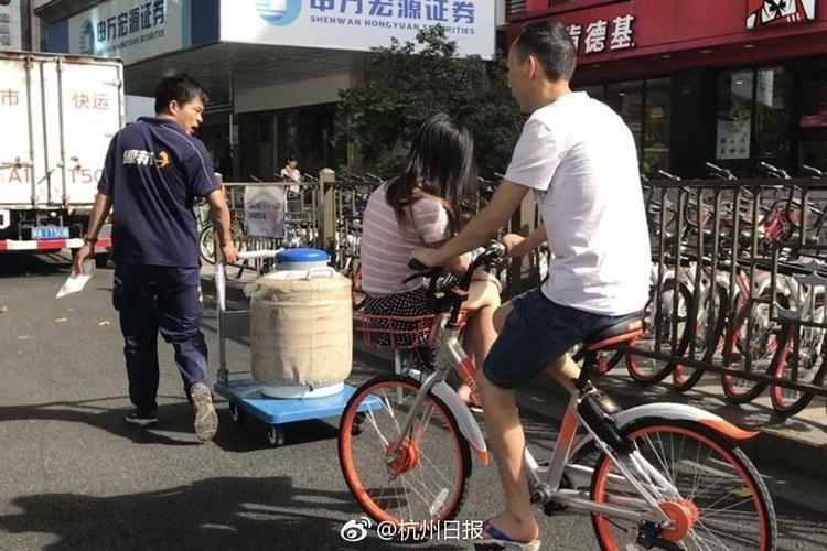新澳门今晚开奖结果号码查询表和坐共享单车车篮摔死与共享单车摔倒
